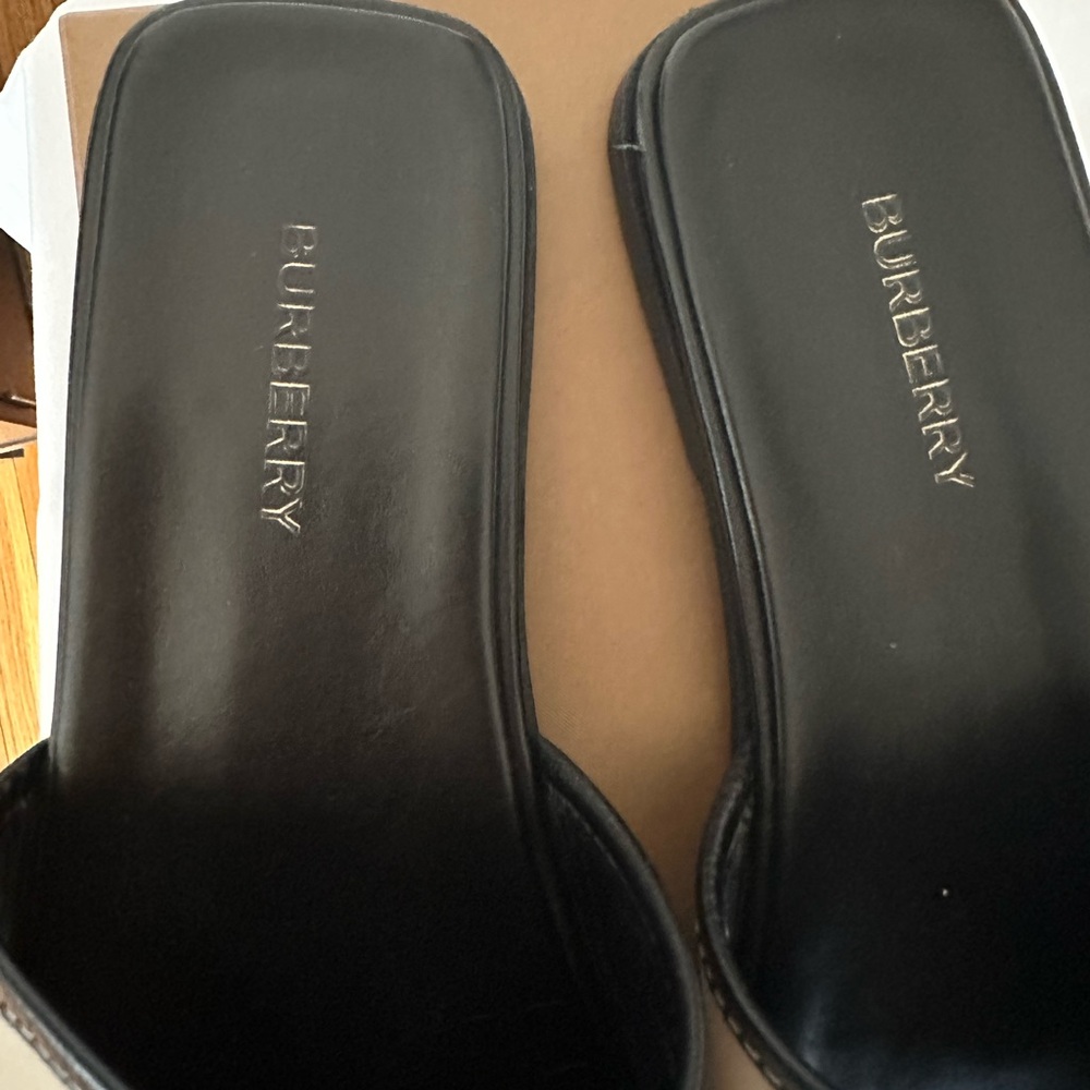 🌸CLOSET BLOWOUT🌸🌸 Burberry Black and Beige Slides size 41 - Picture 10 of 11